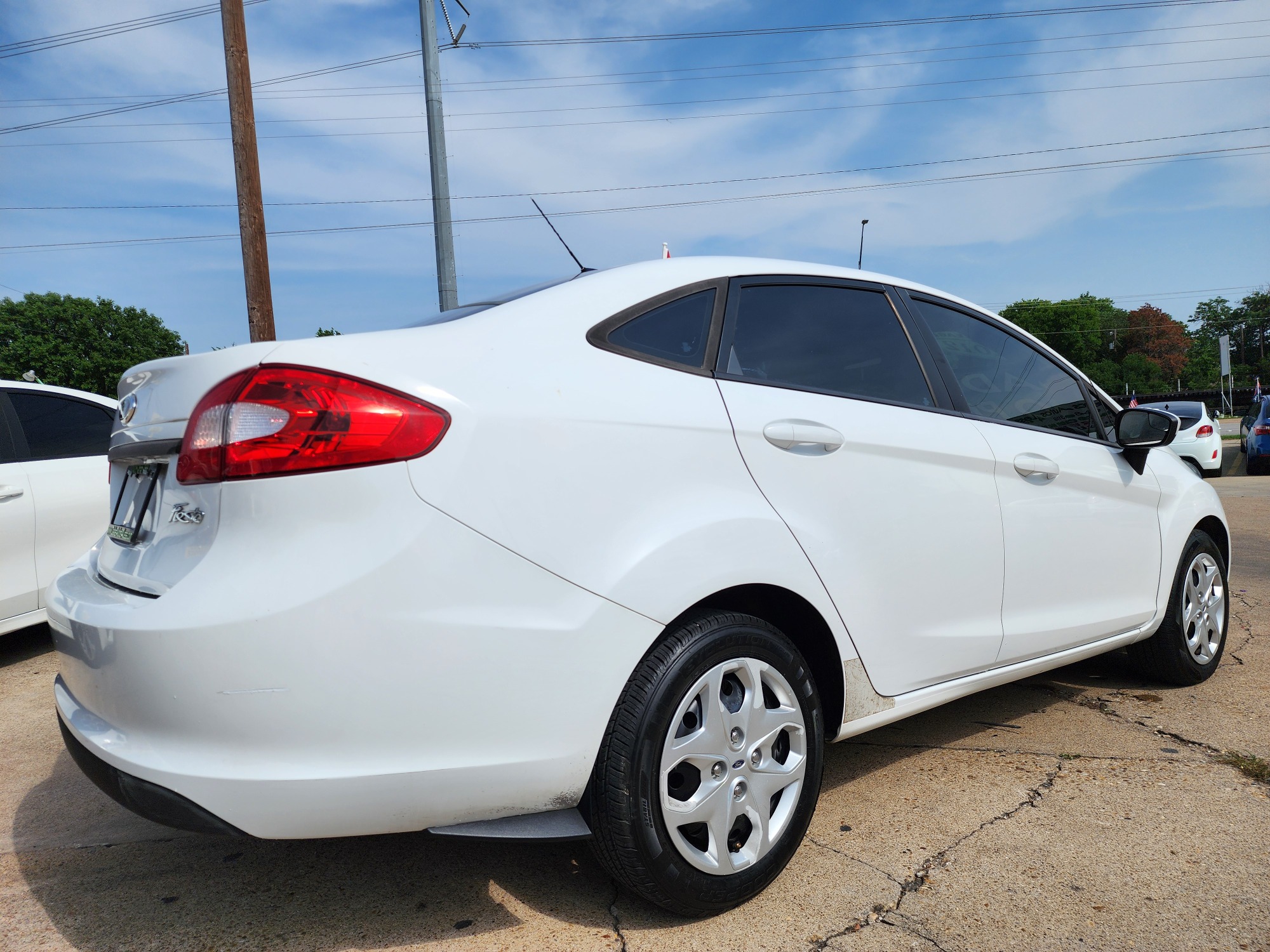 2012 WHITE Ford Fiesta S (3FADP4AJ0CM) , AUTO transmission, located at 2660 S.Garland Avenue, Garland, TX, 75041, (469) 298-3118, 32.885387, -96.656776 - Photo #3